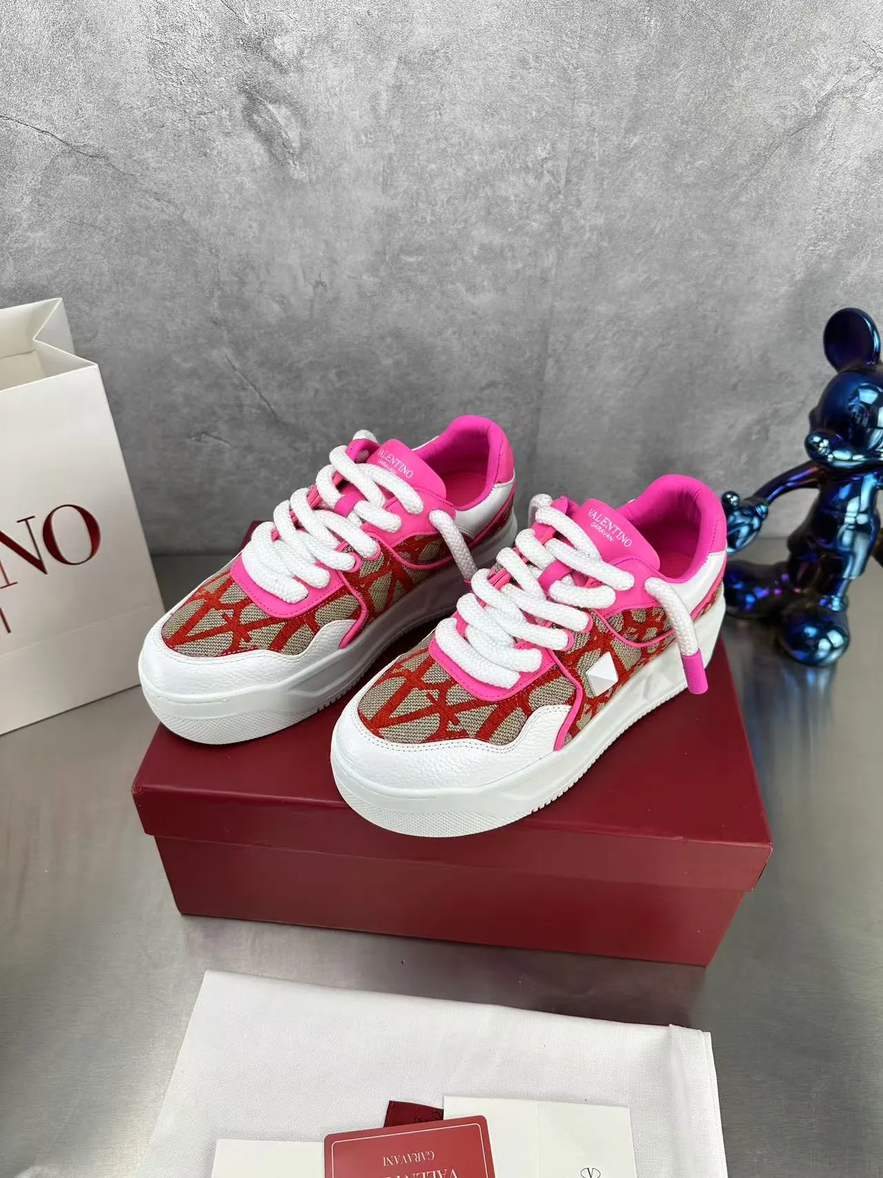 👟👟Ex-factory price 640👟👟 🔺Valentino🔺Valentino new casual shoes 2023 latest model hot style for catwalk couples, thick shoelaces, the same style as Elsa Hosk, Zhang Yixing, Guan Xiaotong and many other stars 🔥 Top version + lasting process, full oil edge on the upper. Fabric: Customized cowhide + cowhide lining with breathable mesh. Outsole: original molded TPU thickened outsole. Size for women is 35-40. Men’s size is 39-45.